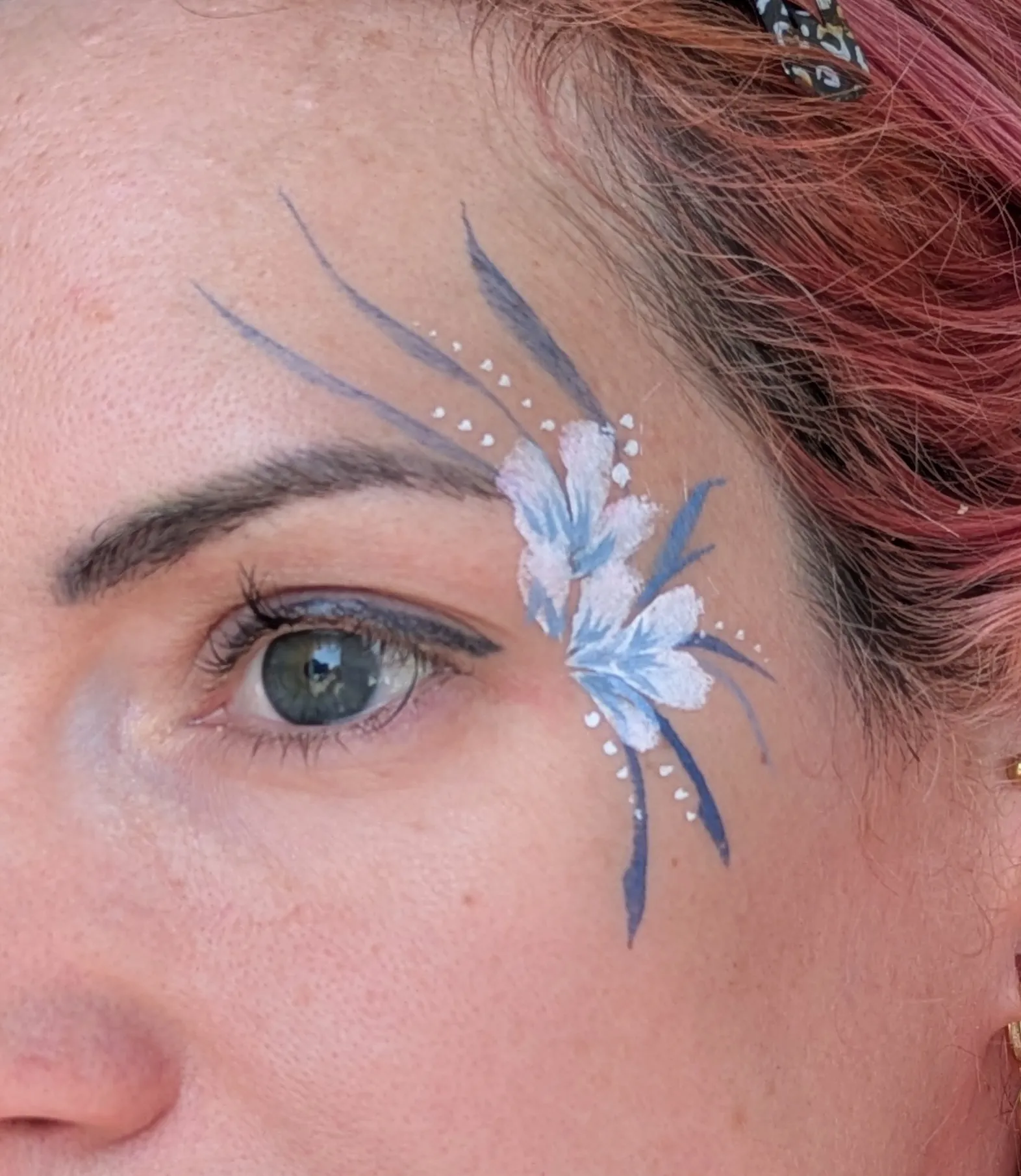 Maquillage artistique floral blanc et bleu autour de l&rsquo;&oelig;il